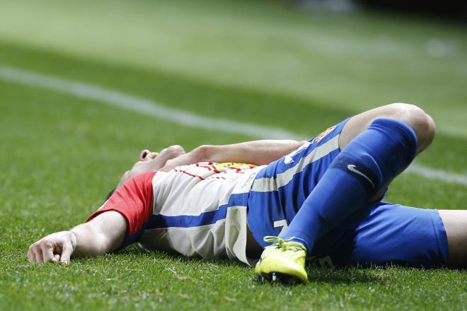 Manu García se duele del hombro sobre el césped de El Molinón (Foto: Luis Manso).