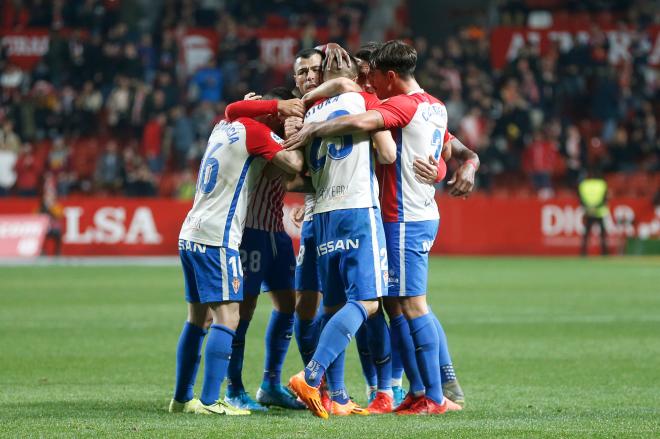 Los jugadores del Sporting celebran un gol de esta temporada (Foto: Luis Manso).