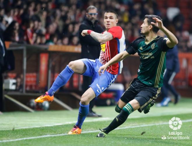 Djurdjevic durante un partido en El Molinón ante la Ponferradina (Foto: LaLiga)