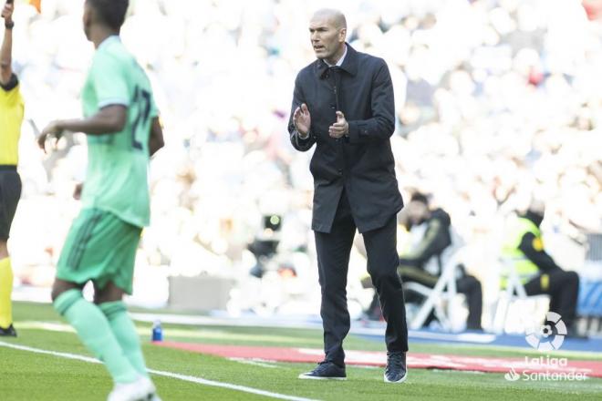 Zidane da instrucciones a sus jugadores durante el Real Madrid-Espanyol (Foto: LaLiga).