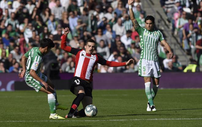 Córdoba pugna con un balón con Lainez (Foto: Kiko Hurtado).