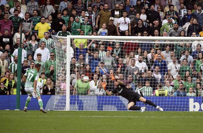 El paradón de Unai Simón a Joaquín, top de las mejores paradas de la jornada 16.