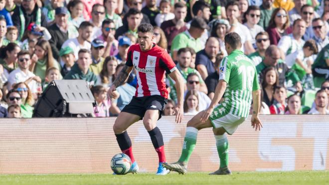 Ander Capa protege el balón ante Andrés Guardado (Foto: LaLiga).