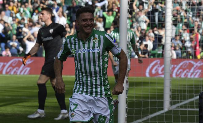 Joaquín Sánchez celebra uno de tres sus goles a Unai Simón en el Betis-Athletic Club (Foto: Kiko Hurtado).