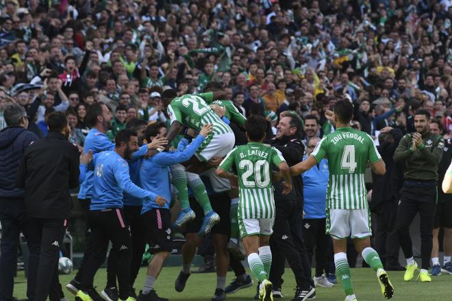 Celebración del banquillo del gol de Joaquín (Foto: Kiko Hurtado).
