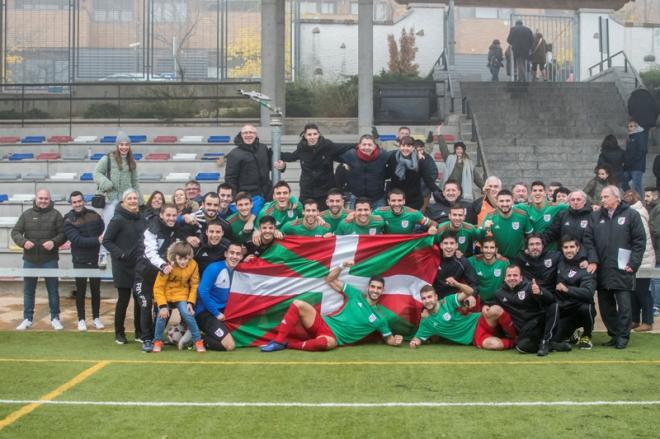 La selección de Euskadi celebra el pase a la siguiente fase de la Copa de las Regiones UEFA (Foto: FVF-EFF).