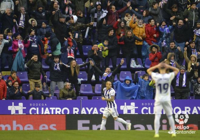 Momento en el que le anulan a Sandro Ramírez su gol en el Real Valladolid - Real Sociedad (Foto: LaLiga).