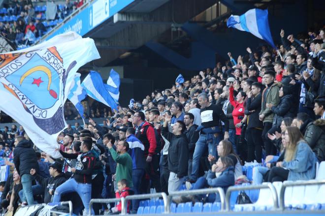 Aficionados del Dépor animando en Riazor durante el partido contra el Real Zaragoza (Foto: Iris Miquel).