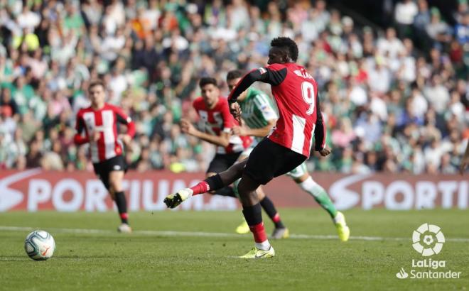 Iñaki Williams en el momento del lanzamiento de penalti que supuso el 3-1 para el Athletic Club (Foto: LaLiga).