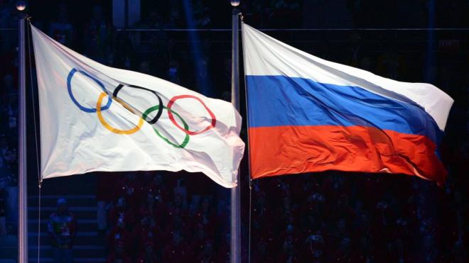 Bandera de Rusia junto a la de los Juegos Olímpicos.