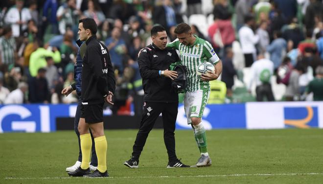 Joaquín se retira con la pelota tras marcarle tres goles con el Betis al Athletic.