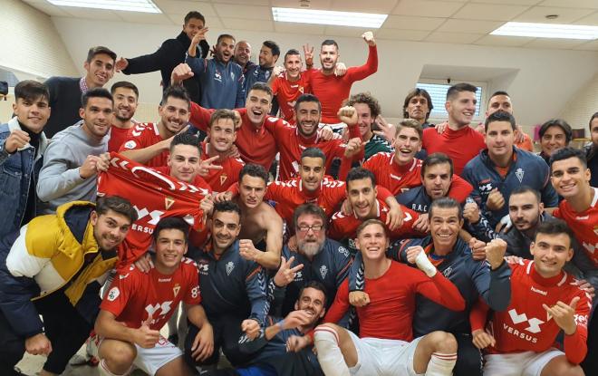 La plantilla del Real Murcia celebra que le ganó el derbi al FC Cartagena (Foto: Murcia).