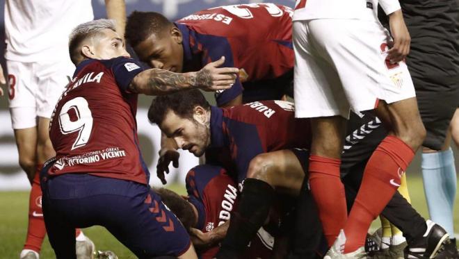 Susto de Marc Cardona durante el Osasuna-Sevilla.