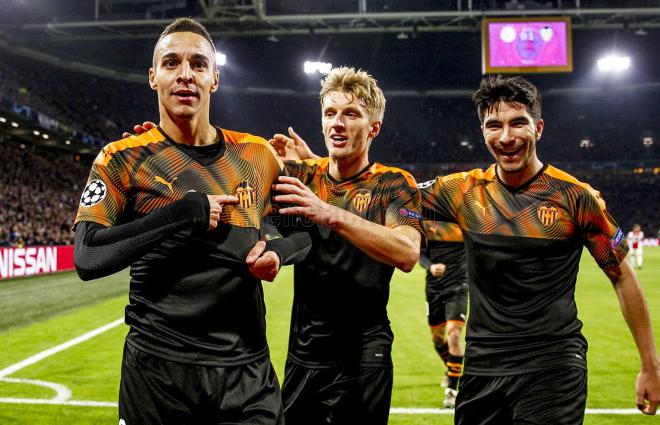 Rodrigo, Wass y Carles Soler celebran el gol del delantero ante el Ajax (Foto: VCF).