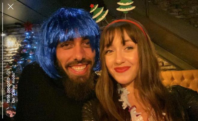 Borja Iglesias, con una peluca azul, junto a su novia Teresa Refojo (Foto: Instagram @tete.pocoto).