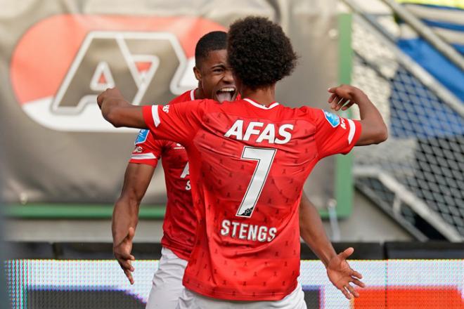 Stengs y Boadu celebran un gol con el AZ Alkmaar.