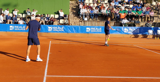 Joaquín, jugando al tenis con Juan Carlos Ferrero.