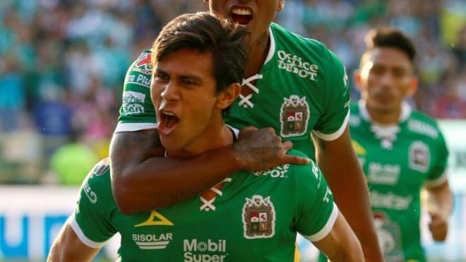 José Juan Macías celebra un gol con León esta temporada (Foto: EFE).