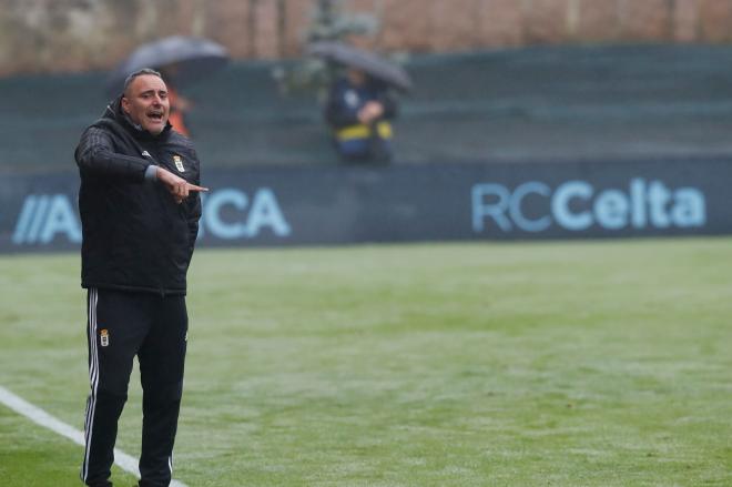 Mario Prieto, segundo entrenador del Vetusta, durante un partido del filial (Foto: ROV).