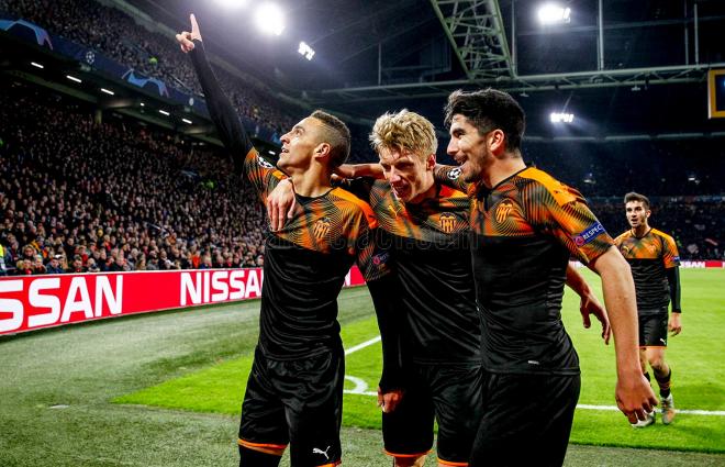 Rodrigo, Wass y Carles Soler celebran el gol del delantero ante el Ajax (Foto: VCF).