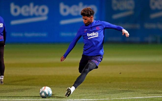 Todibo, golpea el balón en un entrenamiento del Barça (Foto: @jctodibo).