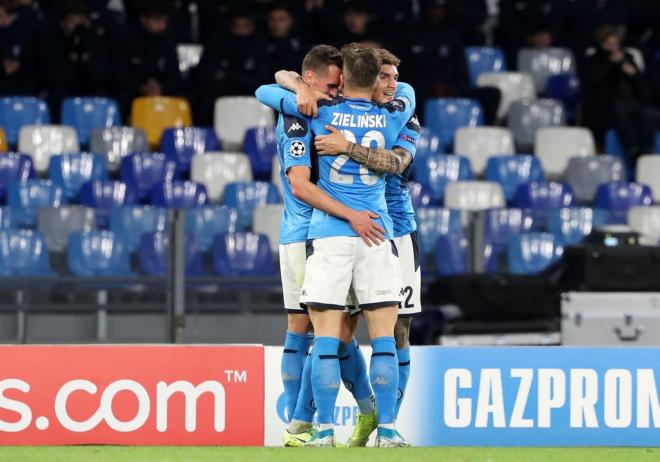 Zielinski, Milik y Di Lorenzo celebran un gol del Nápoles ante el Genk.