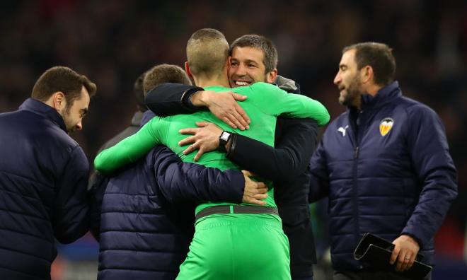 Celades se abraza a Jaume tras la victoria del Valencia ante el Ajax.