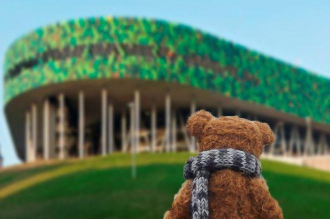 Un oso de peluche otea el Polideportivo Municipal de Miribilla en Bilbao.