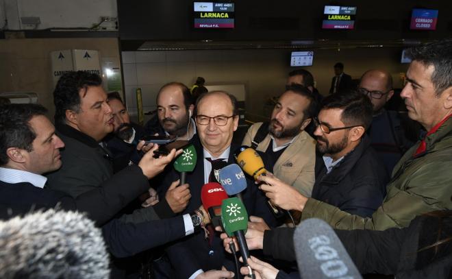 José Castro, en el Aeropuerto de Sevilla, hablando sobre Rakitic (Foto: Kiko Hurtado).