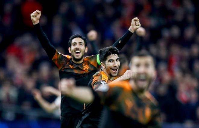 El Valencia celebra el pase a octavos en Ámsterdam.