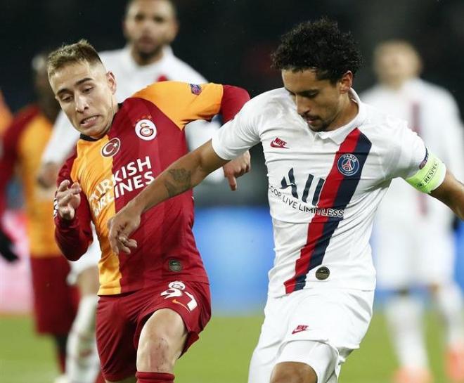 Emre Mor pelea un balón con Marquinhos en el PSG-Galatasaray (Foto: EFE).