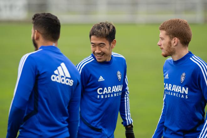 Kagawa, sonriente, en el entrenamiento del Real Zaragoza (Foto: Daniel Marzo).