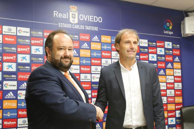 Jorge Menéndez Vallina y Arnau estrechan sus manos en la presentación del nuevo director deportivo del Oviedo (Foto: Luis Manso).
