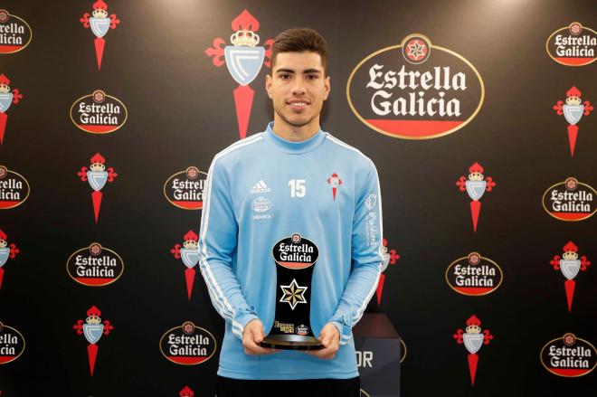 Olaza, con el premio a mejor jugador del mes de noviembre en el Celta (Foto: RCCV).