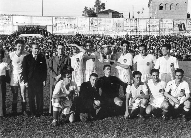 Valencia CF campeón de Copa del 41, con Mundo arrodillado a la izquierda (Foto: Valencia CF)
