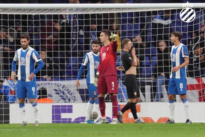 Andrés Prieto da instrucciones a la defensa durante el Espanyol-CSKA (Foto: RCDE).