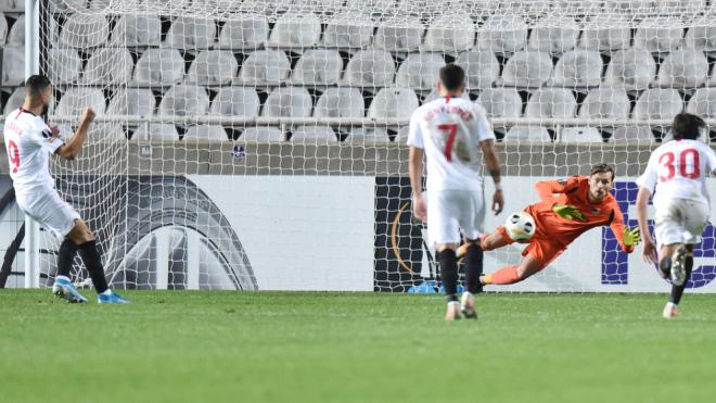 Dabbur falla el penalti en el APOEL-Sevilla (Foto: UEFA).