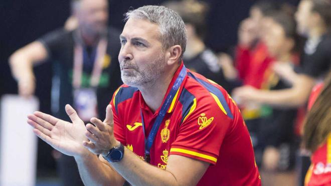 Carlos Viver, durante un partido de la selección española.