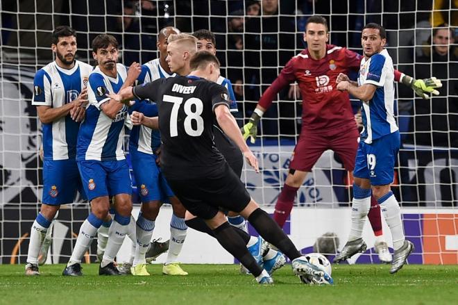 Diveev lanza una falta a la portería defendida por Andrés Prieto durante el Espanyol-CSKA (Foto: UEFA).