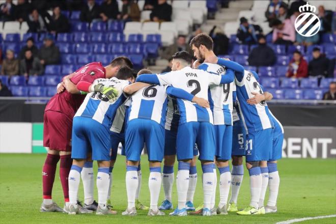Los jugadores del Espanyol hacen piña antes del Espanyol-CSKA (Foto: RCDE).