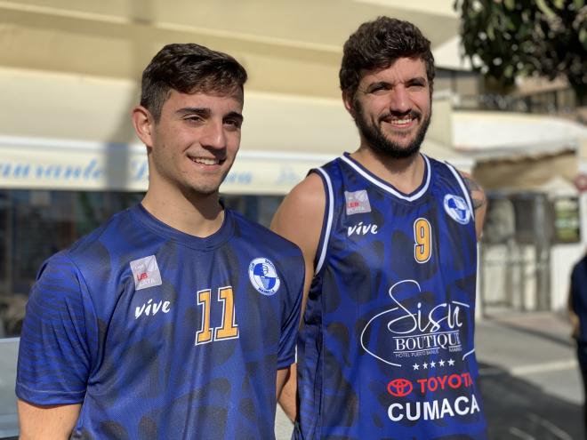 Lucas Muñoz y Adri Mayor, con las nuevas equipaciones (Foto: CB Marbella).
