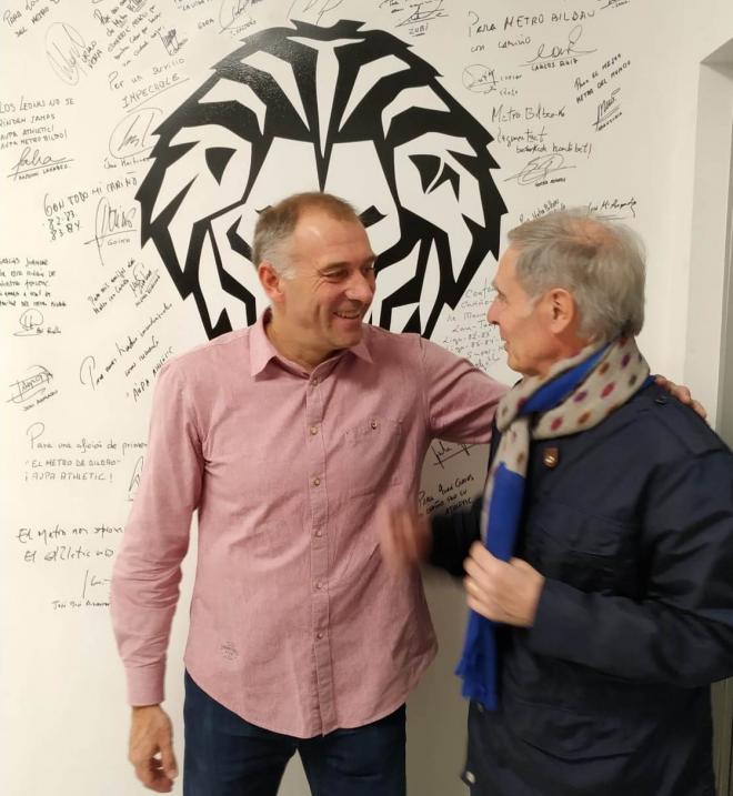 El 'matxorri' Txetxu Rojo conversa con Juan Carlos, creador del Muro del Athletic.