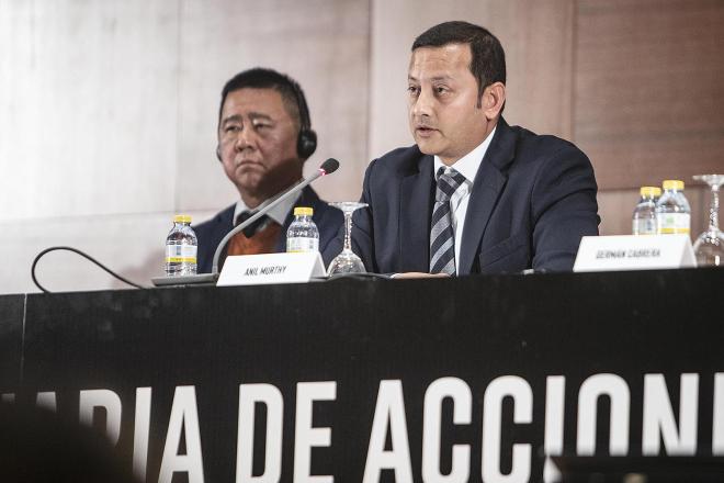 Anil Murthy y Kim Koh en la Junta General de Accionistas (Foto: Valencia CF).
