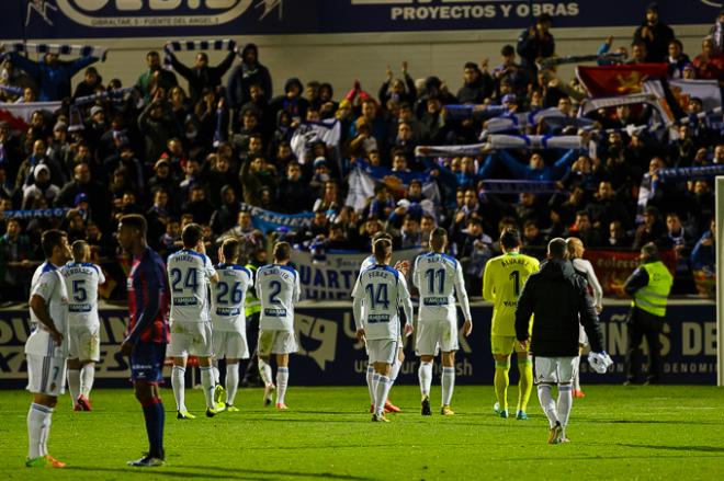 El equipo saluda a la afición en el último derbi en El Alcoraz (Foto: Daniel Marzo).