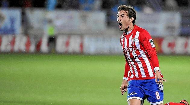 Juan Muñiz celebra un gol con la elástica del Sporting (Foto: EFE).