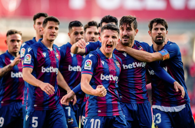 El equipo celebra el gol del triunfo en Granada. (Foto: Levante UD)