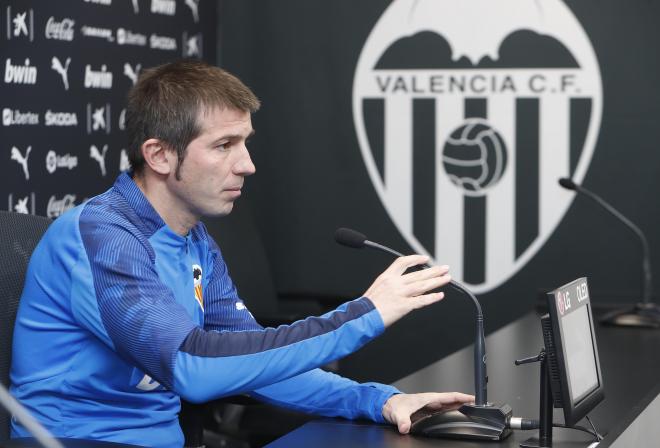 Celades, durante la rueda de prensa previa al Valencia-Real Madrid (Foto: David González)