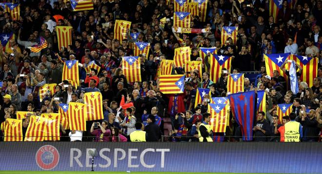 Esteladas en el Camp Nou durante un partido del Barcelona.