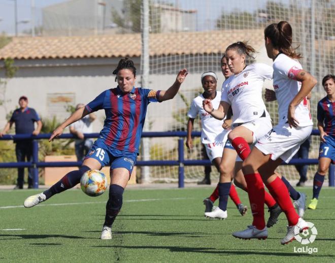 Ivana Andrés sacando un balón peligroso del Sevilla FC (Foto: LaLiga)