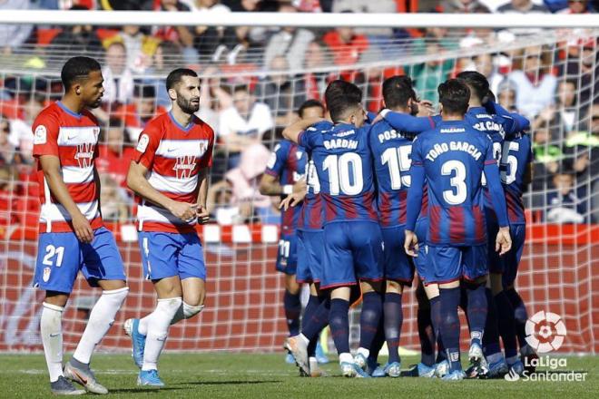 Los jugadores del Levante celebran el gol de Rochina ante el Granada (Foto: LaLiga).